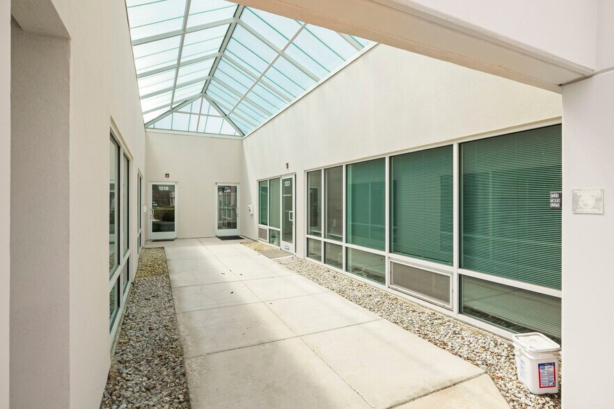 1211-1231 W Lakeview Ct, Romeoville, IL à vendre - Photo du bâtiment - Image 3 de 6