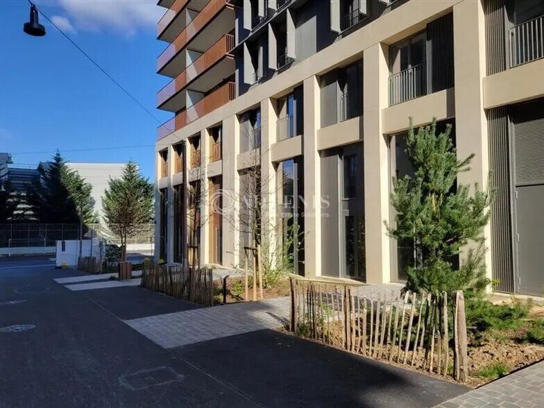 Retail in Saint-Denis for lease - Building Photo - Image 1 of 6