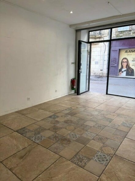 Retail in Arles for lease - Interior Photo - Image 2 of 5
