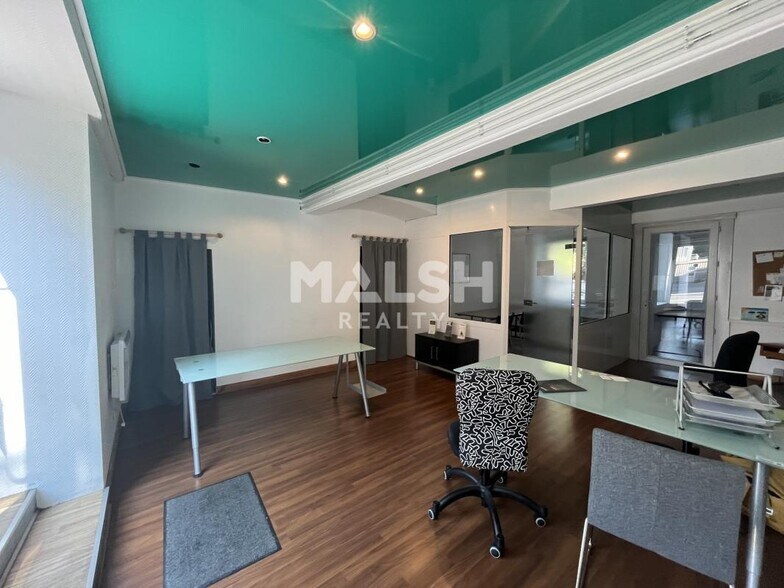 Retail in Saint-Genis-Laval for sale - Interior Photo - Image 1 of 5