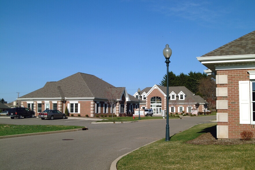 6525 Market Ave N, North Canton, OH for lease - Building Photo - Image 1 of 3