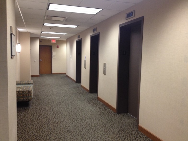 100 E Kimberly Rd, Davenport, IA for lease - Interior Photo - Image 2 of 6