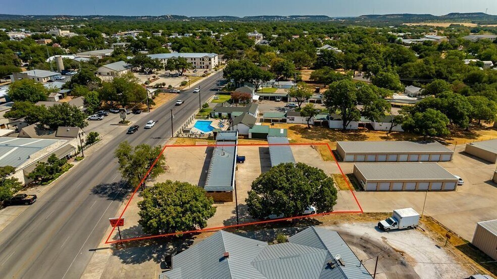 405 S Washington St, Fredericksburg, TX à vendre - Photo du bâtiment - Image 2 de 21