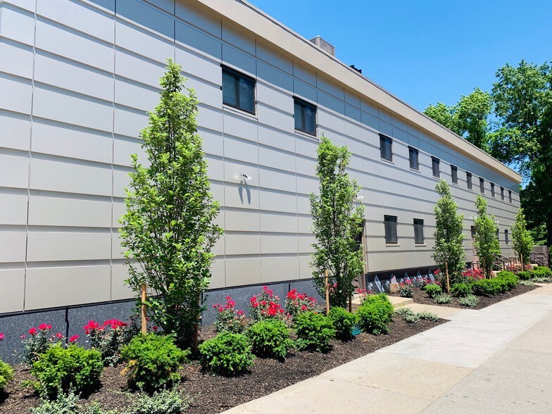 2391 Bell Blvd, Bayside, NY à louer - Photo du bâtiment - Image 2 de 7