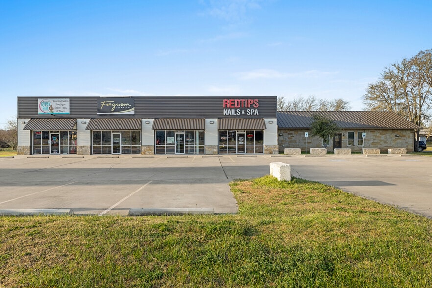1417 W State Highway 71, La Grange, TX à louer - Photo principale - Image 1 de 40