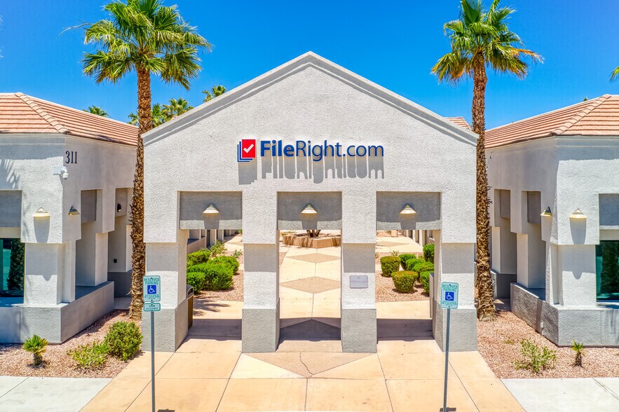 311 N Pecos Rd, Henderson, NV à louer - Photo du bâtiment - Image 3 de 17