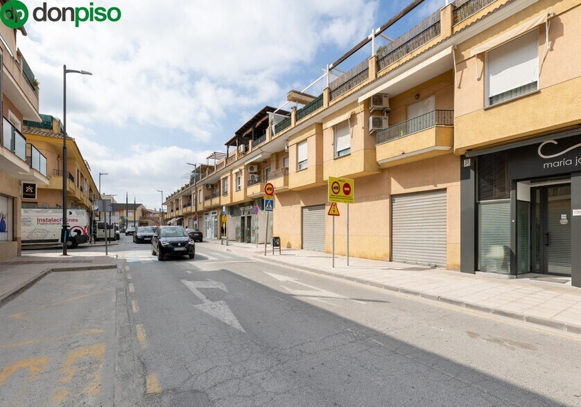 Avenida Agustina de Aragón, 5, Churriana de la Vega, Granada à vendre - Photo du bâtiment - Image 2 de 16