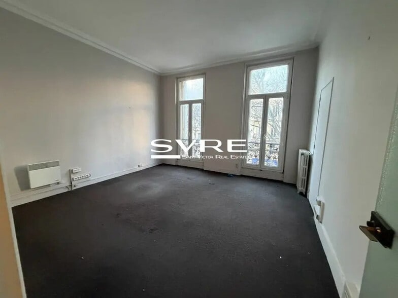 Office in Marseille for lease - Building Photo - Image 2 of 6