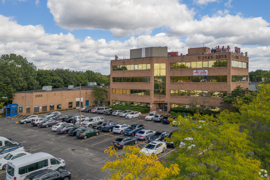 2545-2555 Hempstead Tpke, East Meadow, NY for lease - Building Photo - Image 1 of 11