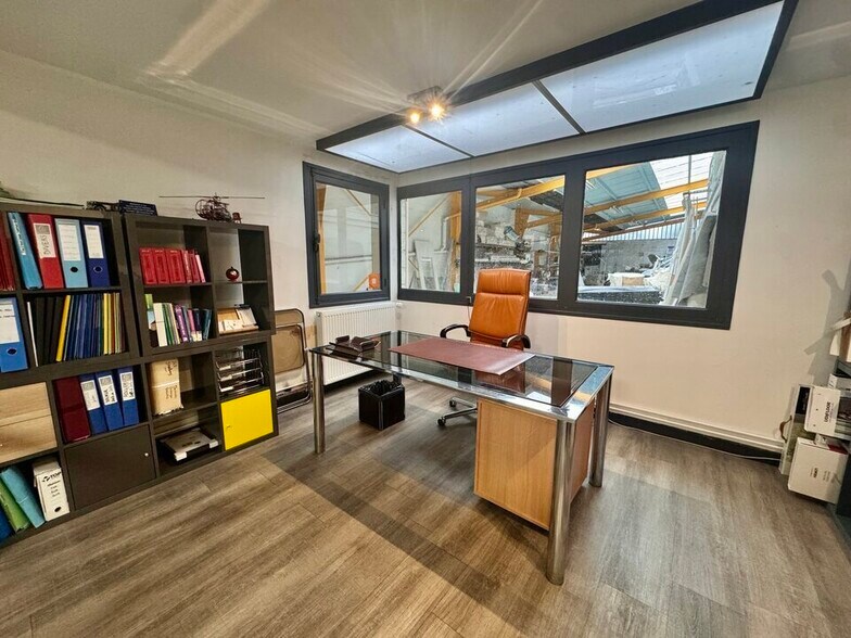 Flex in Le Havre for lease - Interior Photo - Image 1 of 2