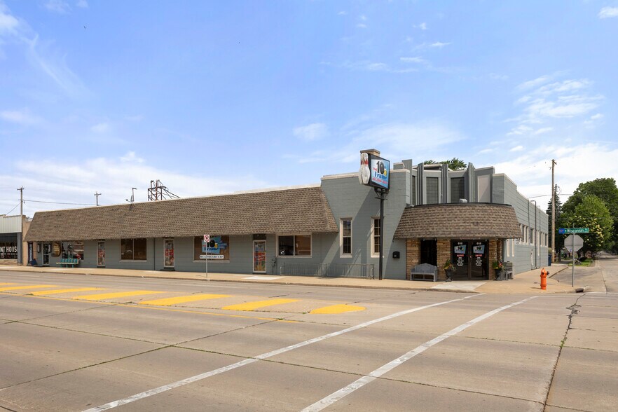 618-630 W Wisconsin Ave, Appleton, WI à vendre - Photo du bâtiment - Image 1 de 13
