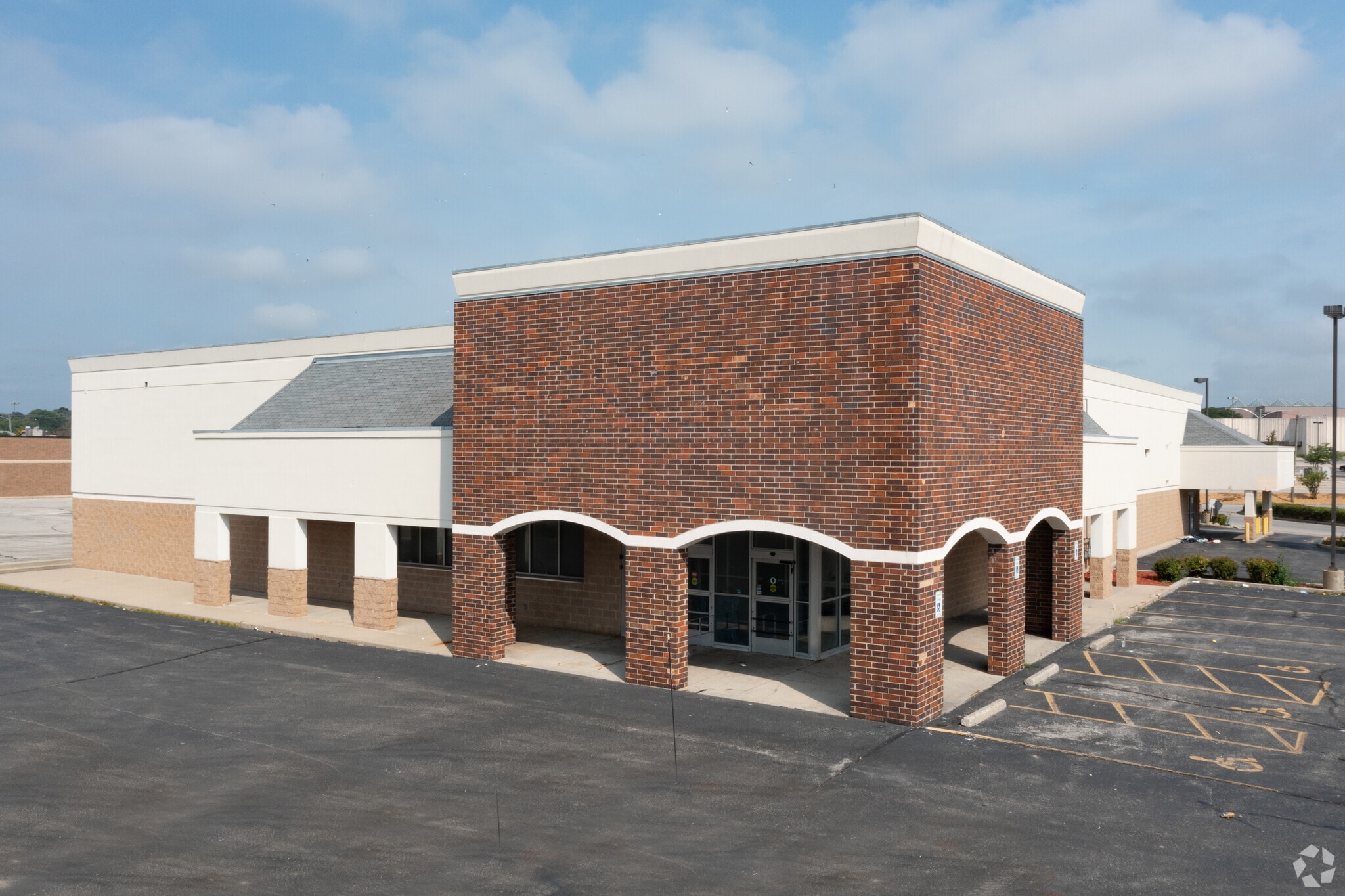 8008 W Brown Deer Rd, Milwaukee, WI for lease Primary Photo- Image 1 of 8