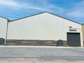 25545-25710 Springbrook Ave, Santa Clarita, CA à louer Photo du bâtiment- Image 1 de 3