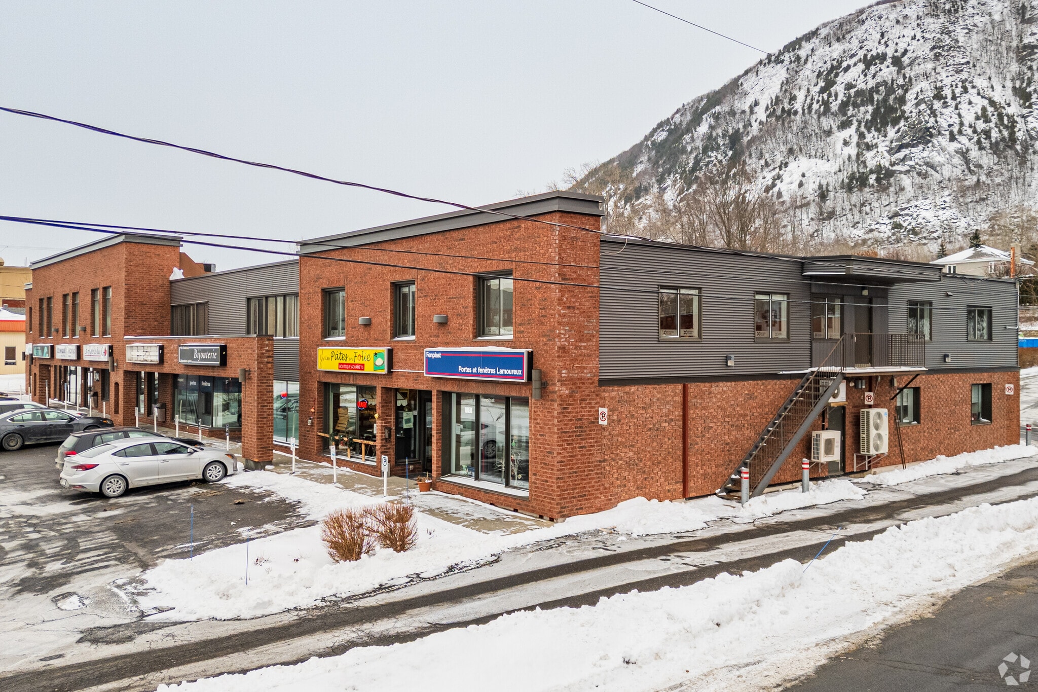 398-418 Boul Sir-Wilfrid-Laurier, Mont-St-Hilaire, QC for sale Building Photo- Image 1 of 1