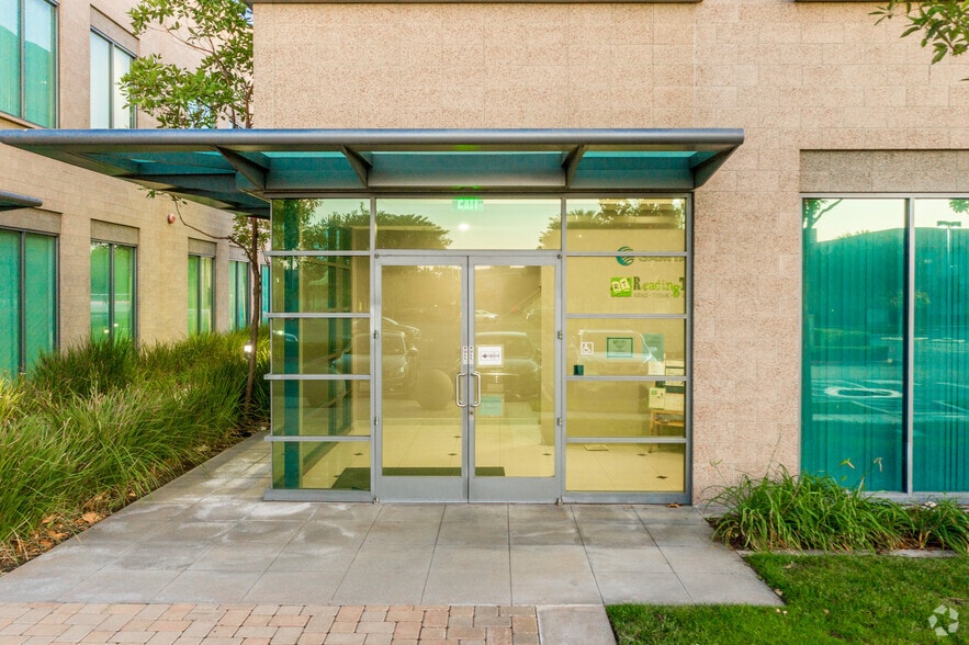 910 Roosevelt Ave, Irvine, CA à louer - Photo du bâtiment - Image 2 de 6