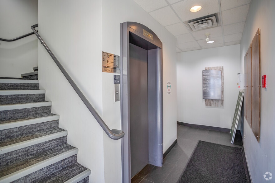 1221 Lonsdale Ave, North Vancouver, BC à louer - Hall d’entrée - Image 3 de 5