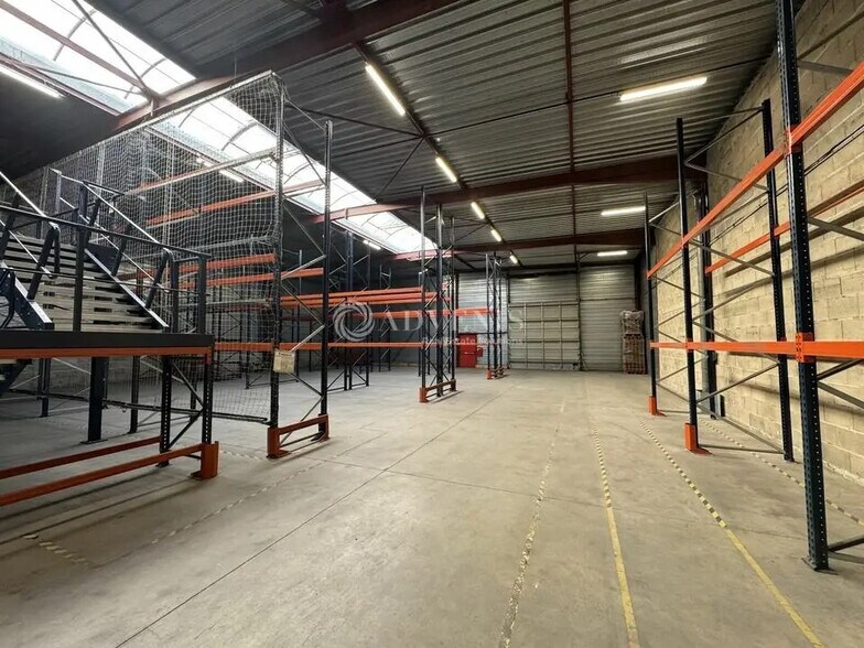Flex in Saint-Soupplets for lease - Interior Photo - Image 2 of 11