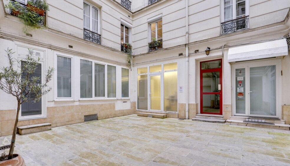 Multifamily in Paris for sale - Building Photo - Image 2 of 6
