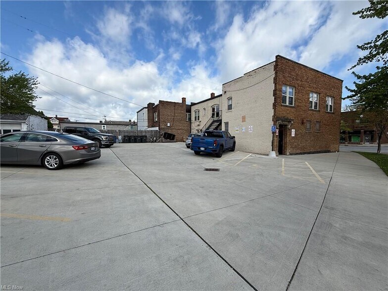 13701 Madison Ave, Lakewood, OH à vendre - Photo du bâtiment - Image 3 de 44