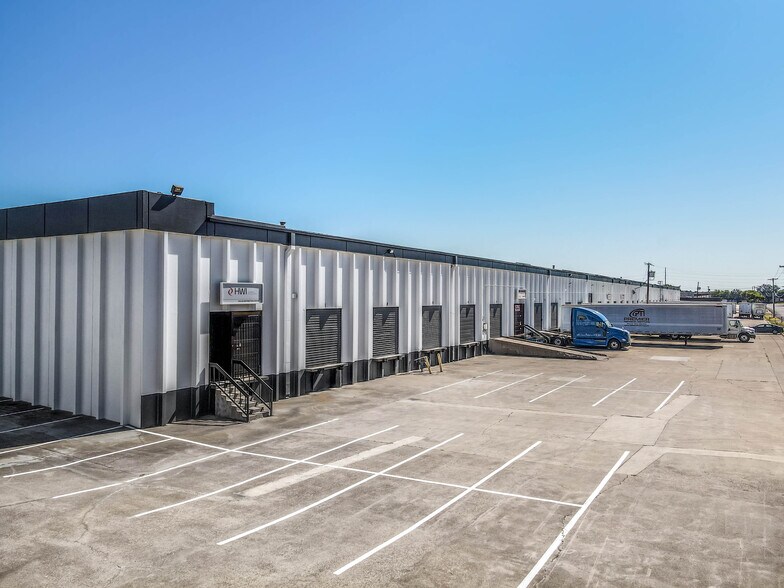 4545-4585 Mint Way, Dallas, TX à louer - Photo du bâtiment - Image 3 de 7