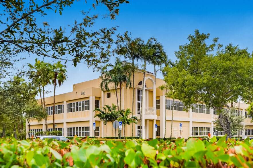 865 SW 78th Ave, Plantation, FL à louer - Photo du bâtiment - Image 1 de 8
