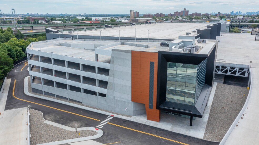 2505 Bruckner Blvd, Bronx, NY à louer - Photo du bâtiment - Image 2 de 33