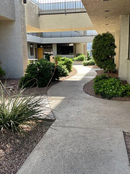 15230 N 75th St, Scottsdale, AZ à louer - Photo du bâtiment - Image 3 de 4