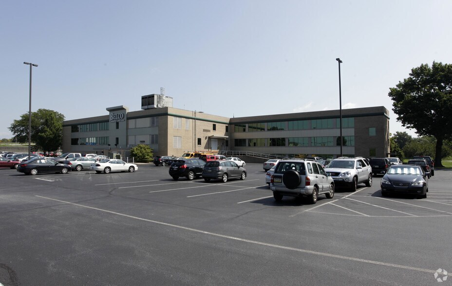 449 Eisenhower Blvd, Harrisburg, PA à louer - Photo du bâtiment - Image 2 de 6