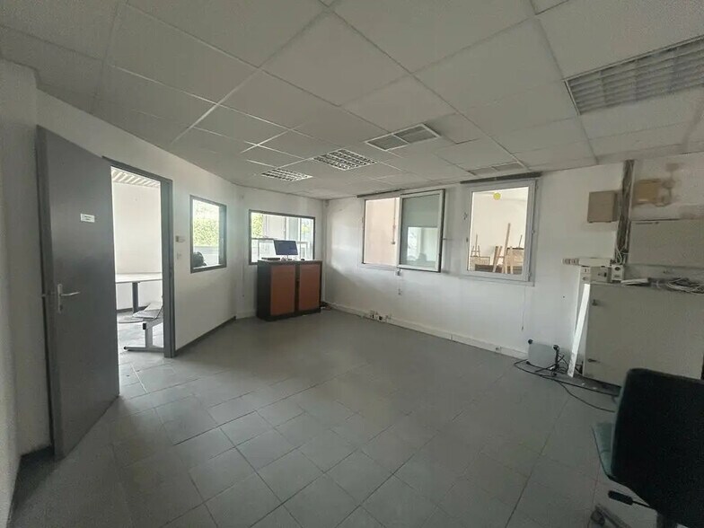 Office in Graveson for lease - Interior Photo - Image 3 of 6
