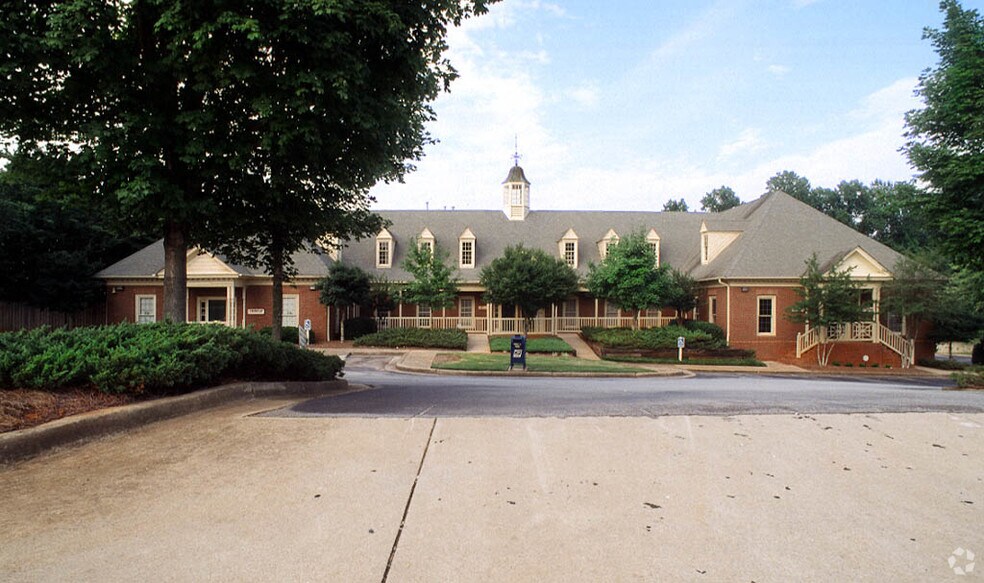 8735 Dunwoody Pl, Atlanta, GA à louer - Photo du bâtiment - Image 2 de 11