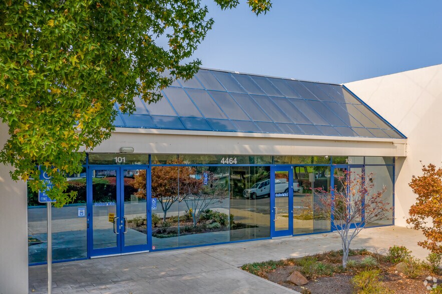 4464 Willow Rd, Pleasanton, CA à louer - Photo du bâtiment - Image 2 de 7