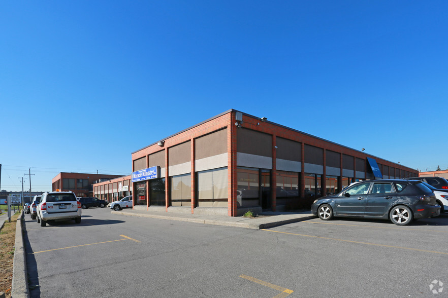 520-600 Champagne Dr, Toronto, ON for lease - Building Photo - Image 3 of 5