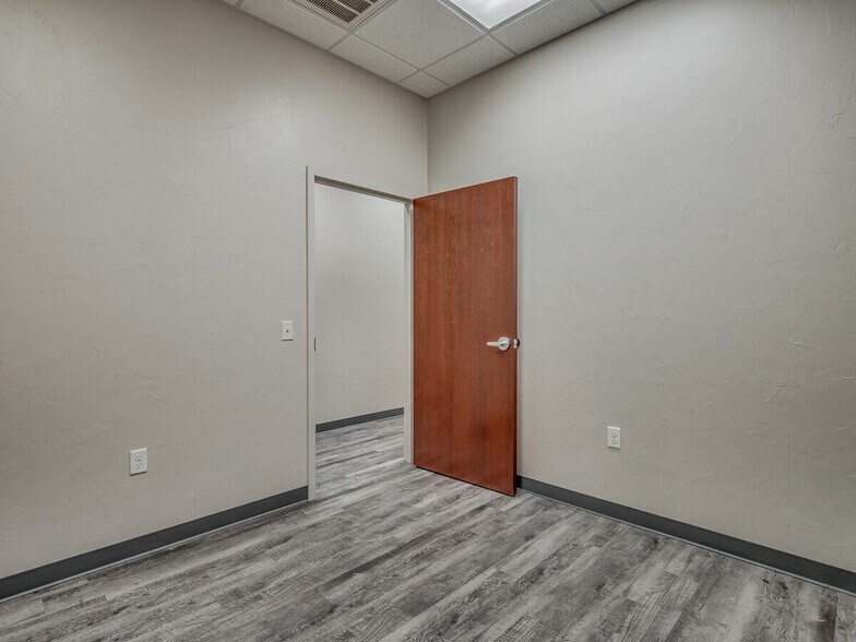 611 Hundred Oaks Dr, Edmond, OK à vendre - Photo du bâtiment - Image 3 de 13