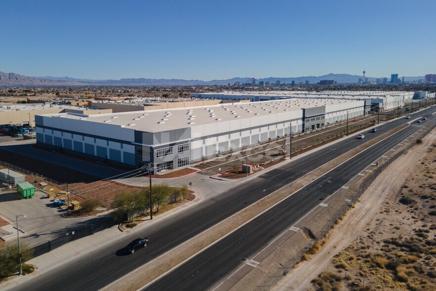 2880 Simmons St, North Las Vegas, NV à vendre - Photo du bâtiment - Image 3 de 16