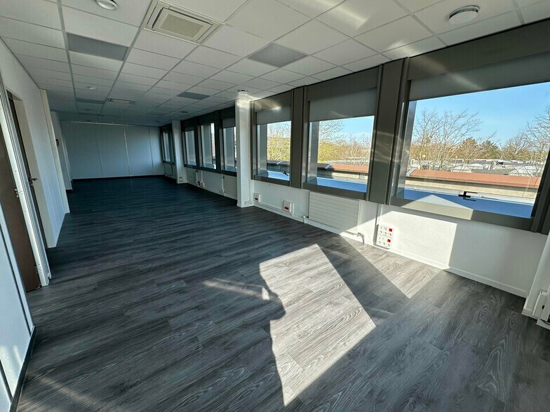 Office in Reims for lease - Building Photo - Image 2 of 6