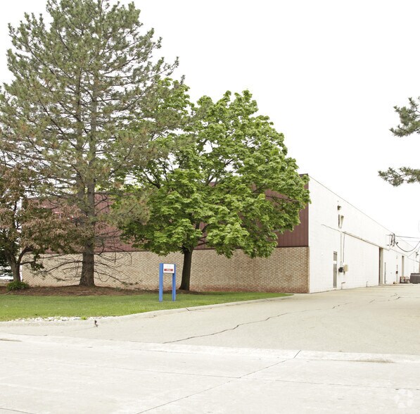 1711-1715 Larchwood Dr, Troy, MI à louer - Photo du bâtiment - Image 2 de 4