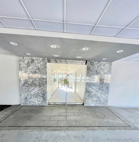 81 Holly Hill Ln, Greenwich, CT for lease - Interior Photo - Image 3 of 21