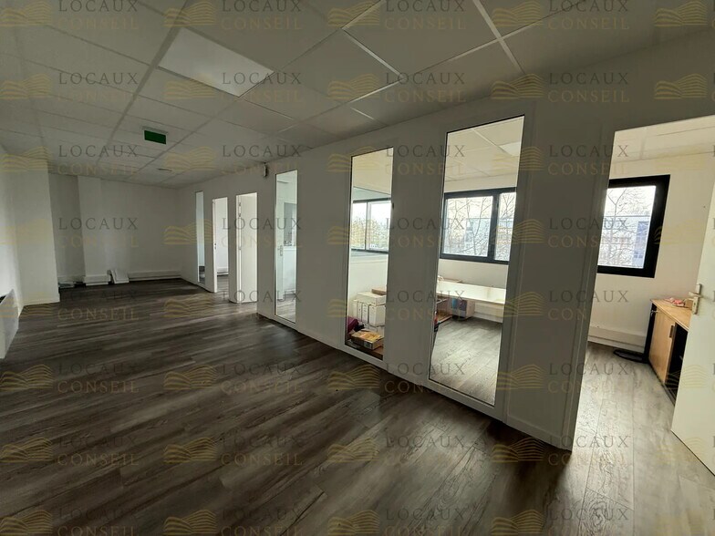 Flex in Cergy for lease - Interior Photo - Image 2 of 7