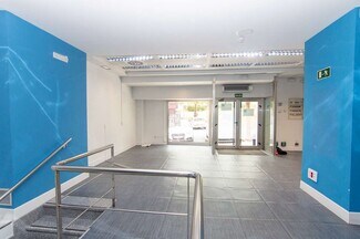 Plus de détails pour Multi-résidentiel à vendre