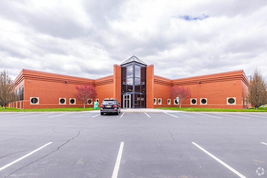 200-298 Fernwood Ave, Edison, NJ à louer - Photo du bâtiment - Image 2 de 15