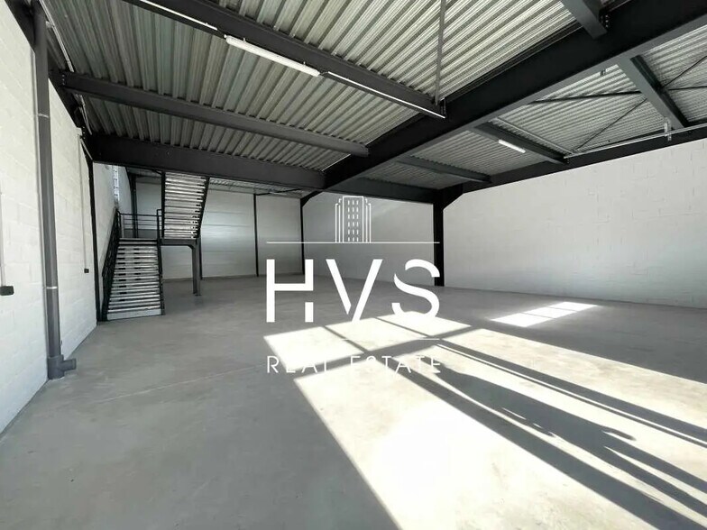 Flex in La Ciotat for lease - Interior Photo - Image 3 of 7