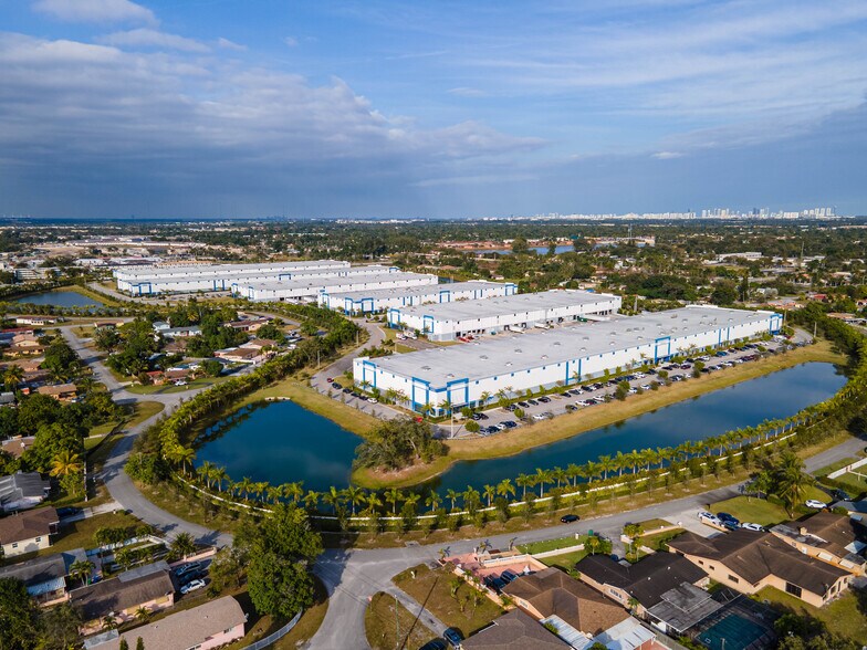 2290-2398 NW 119th St, Miami, FL à louer - Photo du bâtiment - Image 1 de 3