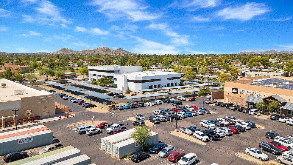 4225 E Windrose Dr, Phoenix, AZ à louer - Photo du bâtiment - Image 2 de 8