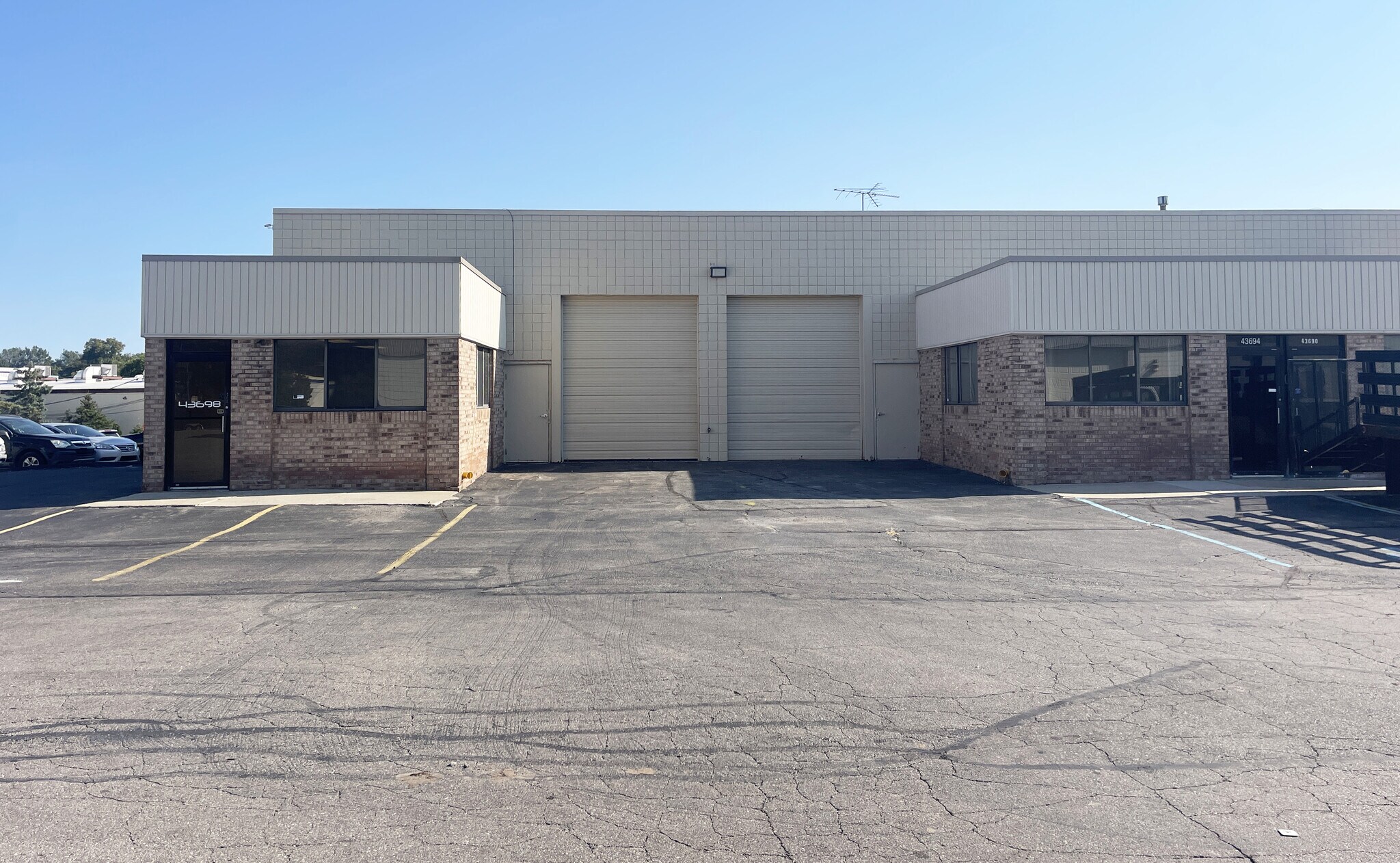 43614-43698 Utica Rd, Sterling Heights, MI for lease Primary Photo- Image 1 of 6