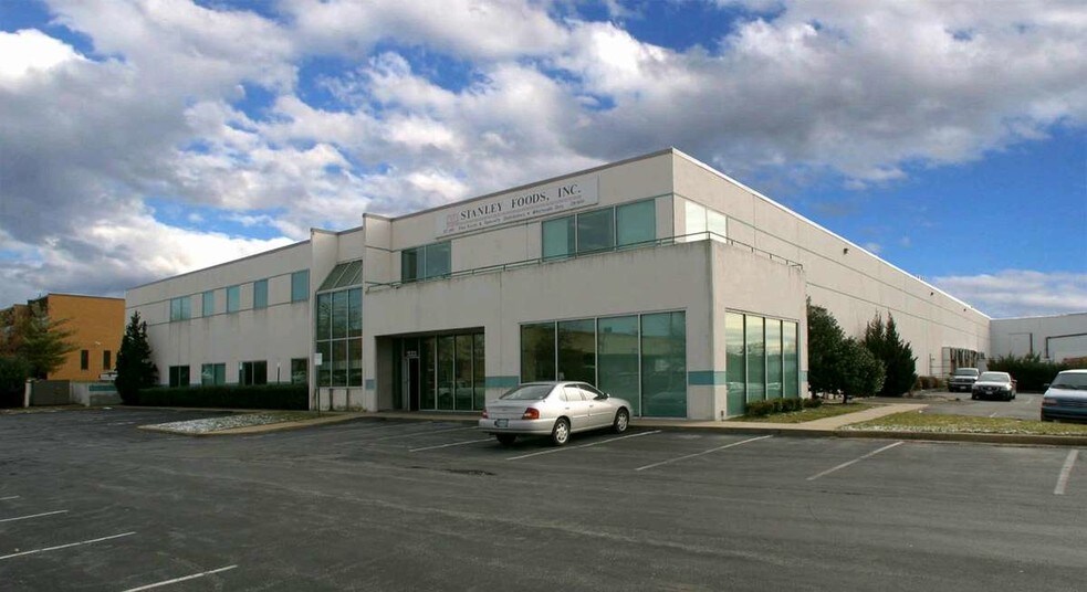 9001 E Hampton Dr, Capitol Heights, MD à louer - Photo du bâtiment - Image 2 de 5