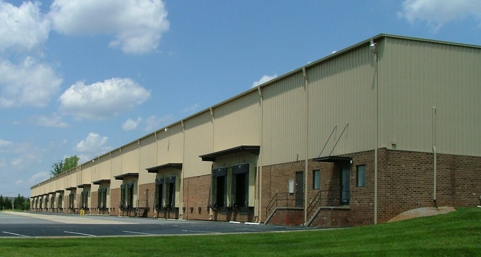 206 Chimney Rock Rd, Greensboro, NC for lease - Building Photo - Image 2 of 7