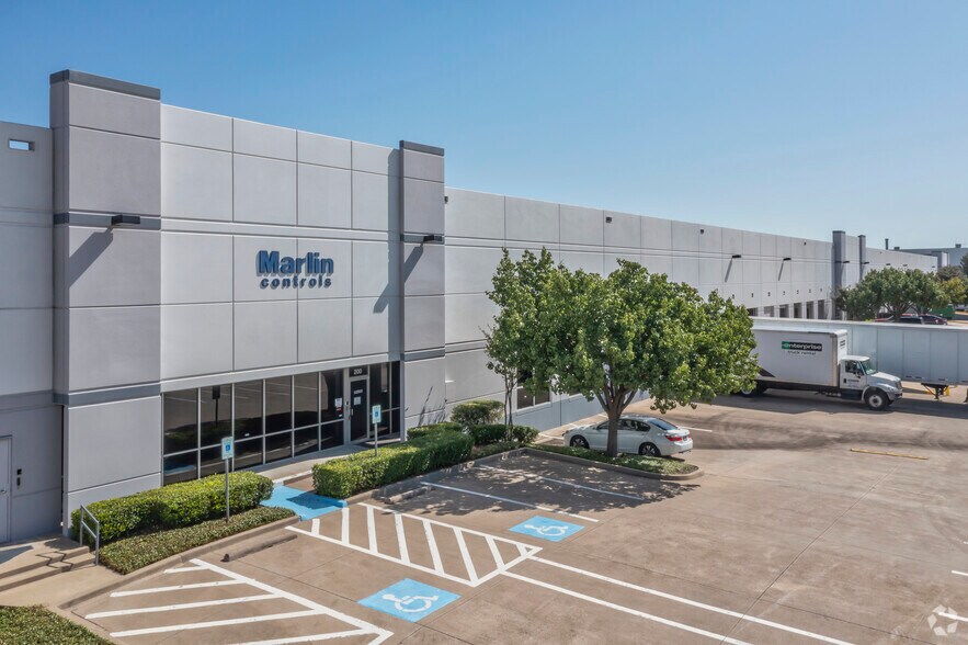 11011 Regency Crest Dr, Dallas, TX à louer - Photo du bâtiment - Image 3 de 5