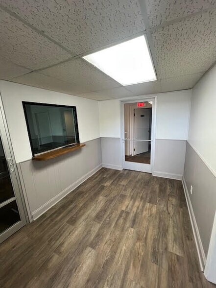 813 E Michigan Ave, Ypsilanti, MI à louer - Photo du bâtiment - Image 2 de 13