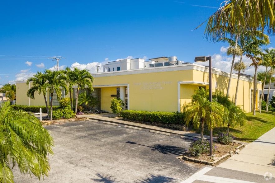 20 10th St N, Naples, FL for lease - Building Photo - Image 1 of 3