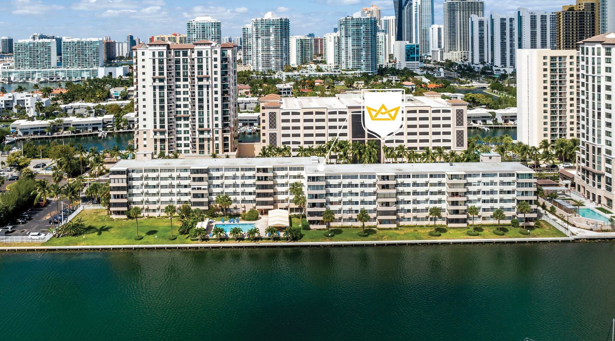 220 Kings Point Dr, Sunny Isles Beach, FL à vendre Aérien- Image 1 de 8